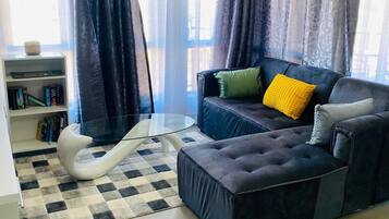 Appartement, 3 chambres | Coin séjour | Livres