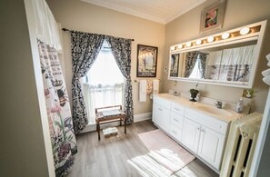 Towels, soap, shampoo, toilet paper - The Thornton House Bed and Breakfast (Lansing)