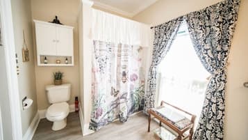 Comfort Single Room, River View | Bathroom | Towels, soap, shampoo, toilet paper