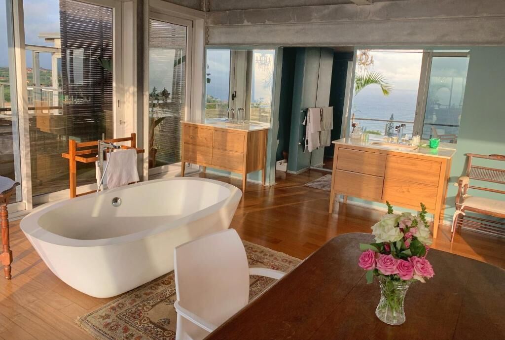 Habitación ejecutiva doble, balcón, vistas al mar | Baño | Bañera y ducha independientes y artículos de higiene personal gratuitos