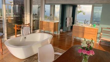 Habitación ejecutiva doble, balcón, vistas al mar | Baño | Bañera y ducha independientes y artículos de higiene personal gratuitos