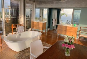Quarto casal executivo, sacada, vista para o mar | Banheiro | Banheira e chuveiro separados, produtos de toalete grátis