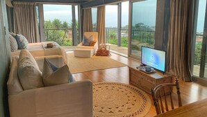 Luxury Suite, Balcony, Ocean View | Living area
