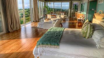 Habitación ejecutiva doble, balcón, vistas al mar | Caja fuerte, espacio para trabajar con un portátil, cortinas opacas