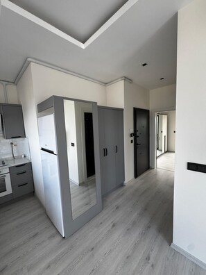Eine moderne Küche mit Einbauofen, Kühlschrank und Arbeitsplatte.