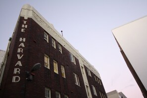 A tall brick building with 'THE HARVARD' written on its facade. - Potts Point Cosy 1BR | Walk to CBD, Train, Cafes & Harbour! (Potts Point)