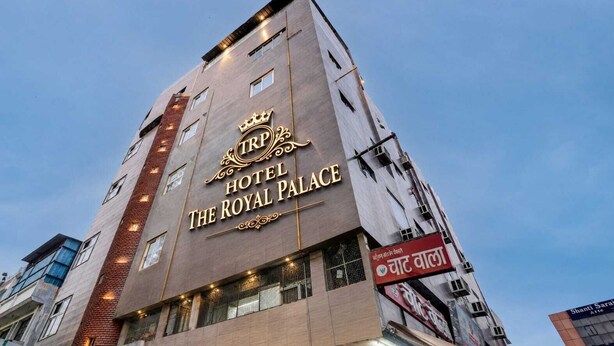 Un edificio de varios pisos con un letrero que dice 'TRP Hotel The Royal Palace'.