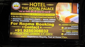 Un cartel de hotel con información de contacto y servicios ofrecidos.