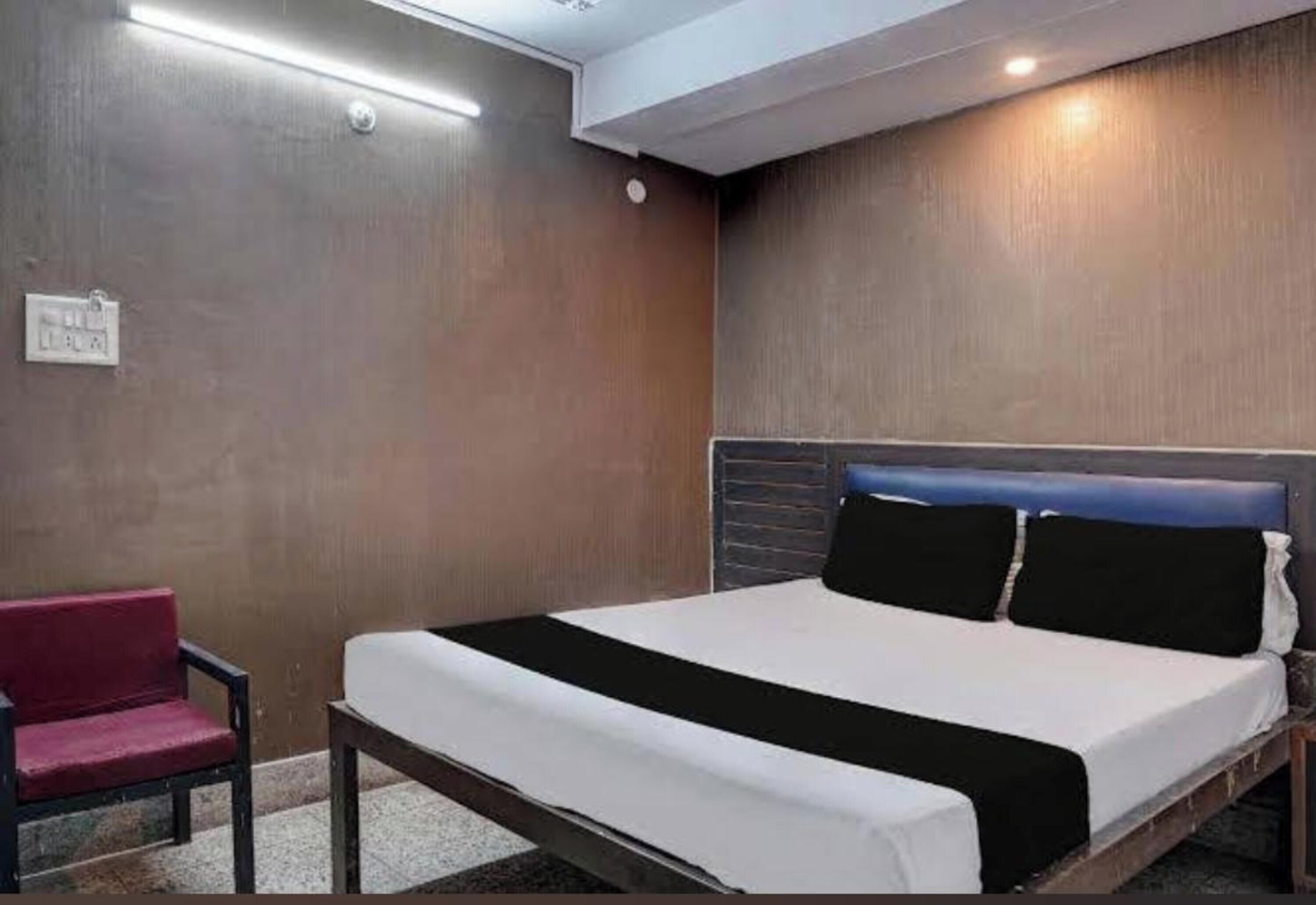 Deluxe Room | Rollaway beds, bed sheets