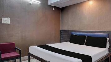 Deluxe Room | Rollaway beds, bed sheets