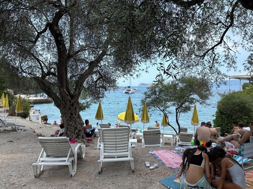 A fantastic four-room house in Luštica, free sunbeds on Mirišta beach.