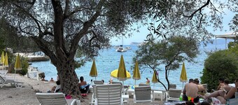 A fantastic four-room house in Luštica, free sunbeds on Mirišta beach.
