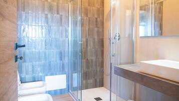 Een douche, een haardroger, een bidet, handdoeken