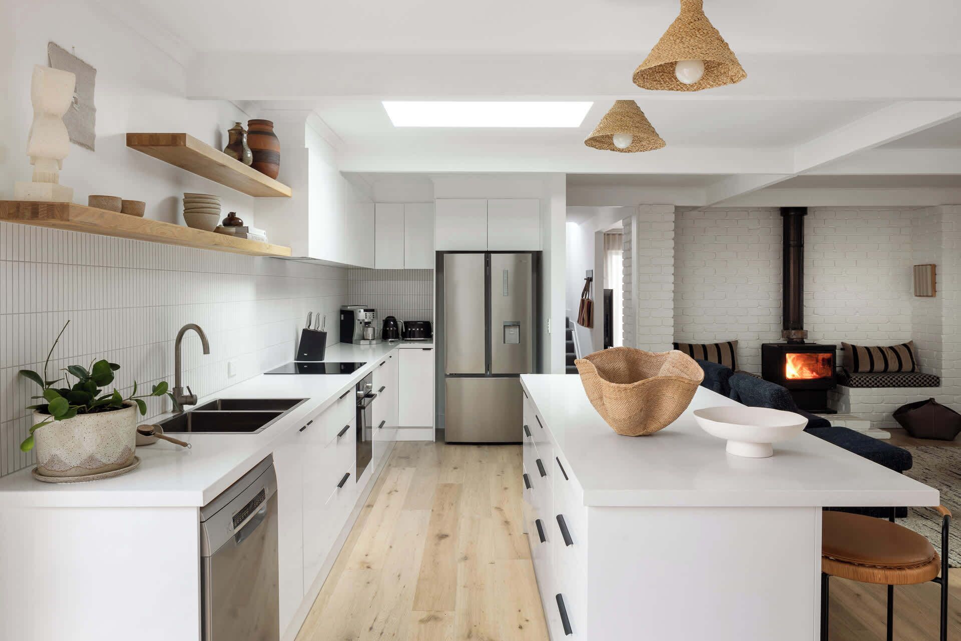 Réfrigérateur, four à micro-ondes, un four, surface de cuisson