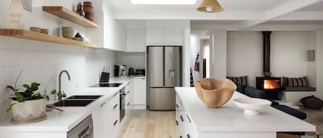 Réfrigérateur, four à micro-ondes, un four, surface de cuisson