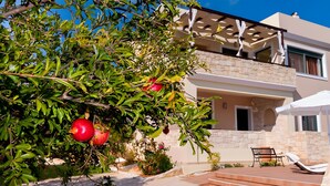 A modern house with stone walls, a balcony, and a pomegranate tree. - Villa Renata with Private Pool, Mountain View, Wi-Fi and Air Conditioning (Aptera)