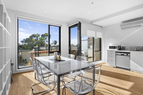 Spacious 1 Bed Apartment Near St Kilda Beach