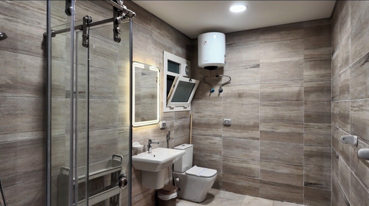 Căn hộ Deluxe, quang cảnh eo biển | Phòng tắm | Buồng tắm vòi sen, máy sấy tóc, khăn tắm, xà phòng 