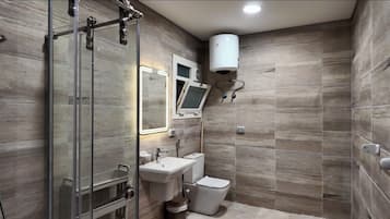 Căn hộ Deluxe, quang cảnh eo biển | Phòng tắm | Buồng tắm vòi sen, máy sấy tóc, khăn tắm, xà phòng