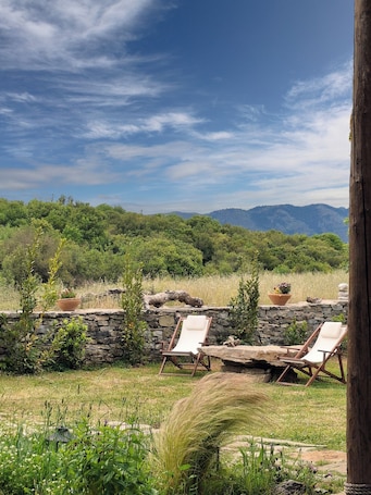 Enceinte de l’hébergement. petrastero mountain Retreat-Agrafa