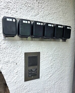 A wall-mounted control panel with numbered buttons and a label indicating 'Gästehaus' and 'Jäheglöcke.'