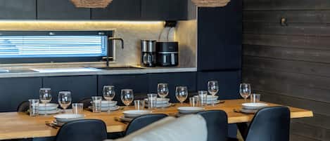 Villa, 4 Schlafzimmer, Sauna, Hanglage | Esszimmer