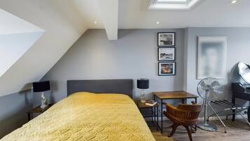 Tabla de planchar con plancha, acceso a internet y ropa de cama