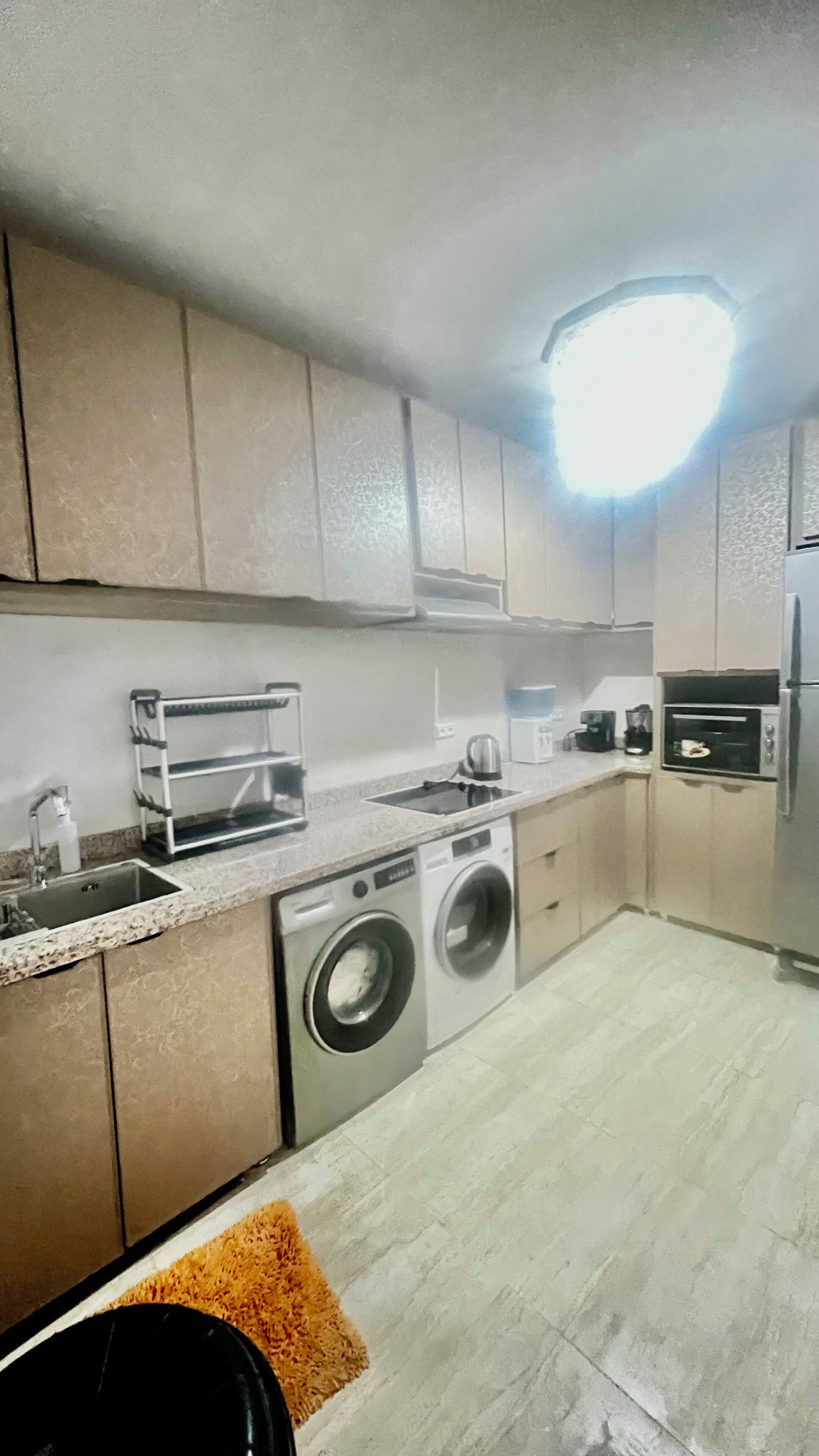 Full-size fridge, microwave, oven, stovetop