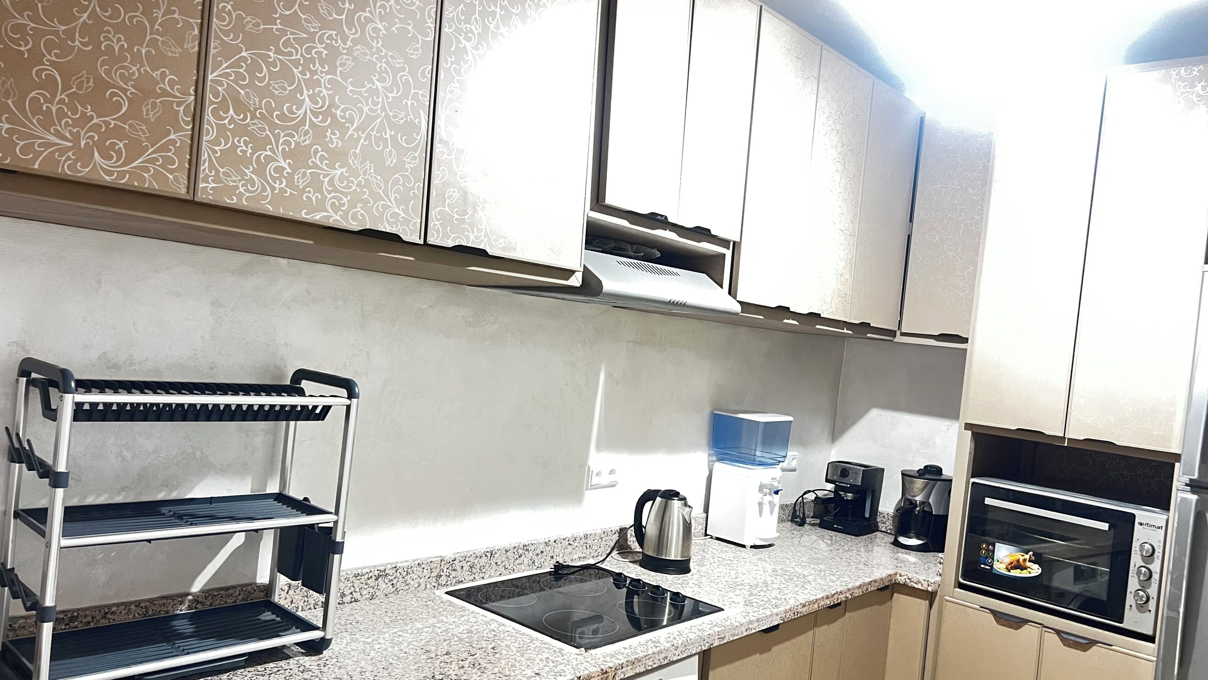 Full-size fridge, microwave, oven, stovetop