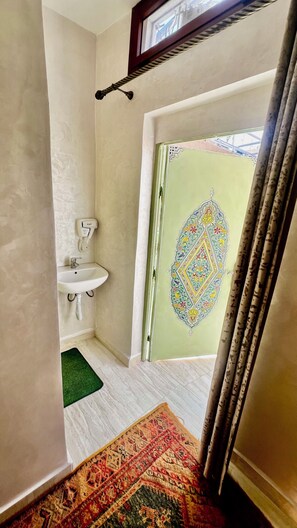 Bathtub, hair dryer, towels, soap - Dar Loukman (MARRAKESH)