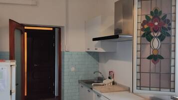 Frigorifero, forno, piano cottura, pentole/stoviglie/utensili