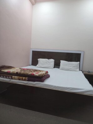 Desk, free WiFi - Guest House nr. Subhasnagar Lakshman (Varanasi)