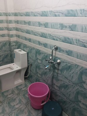 Habitación Deluxe doble, vistas a la ciudad | Baño | Ducha, artículos de higiene personal gratuitos y toallas