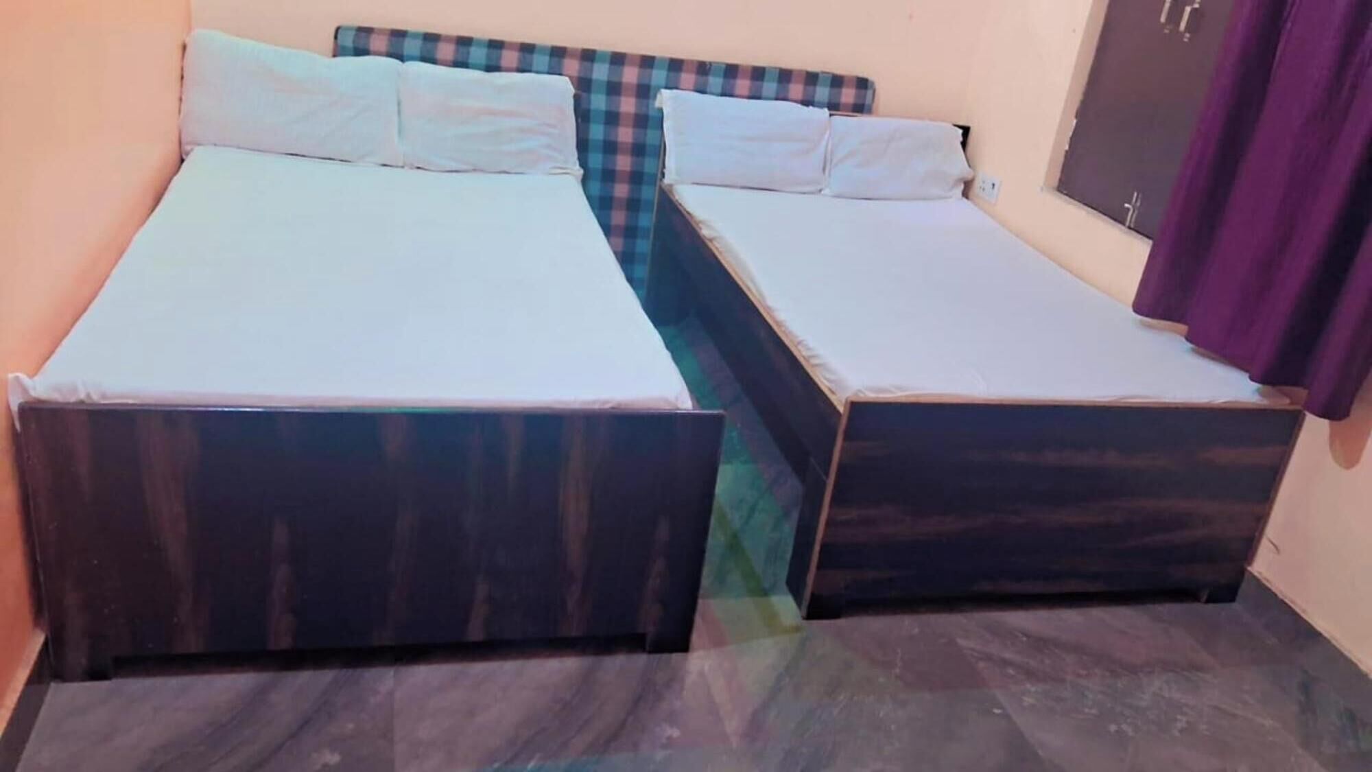 Habitación cuádruple Deluxe, vistas a la ciudad | Escritorio y wifi gratis