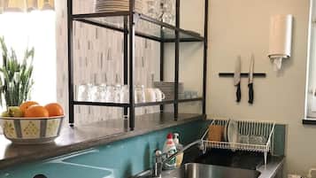 Basic Twin Room | Private kitchen | Shared fridge, microwave