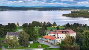 A lakeside property with a large building, a smaller house, and a well-maintained lawn. - Tullingsåsgården (Strömsund)