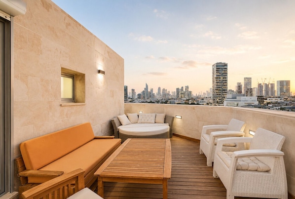 Terrace/patio - MAMAD Duplex & Panoramic Terrace near Beach | FeelHome (Tel Aviv - Jaffa)