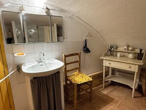 Dusche, Haartrockner, Handtücher, Toilettenpapier