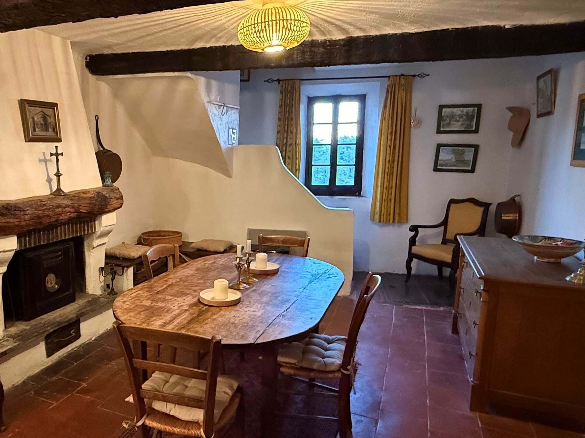 Une salle à manger traditionnelle avec une table en bois, des chaises et une cheminée.
