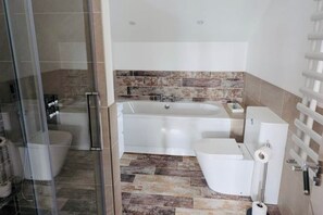 A bathroom with a glass shower enclosure, a bathtub, and a toilet. - Coome Lodge: Modern Stay near Saunton Sands Beach (Braunton)