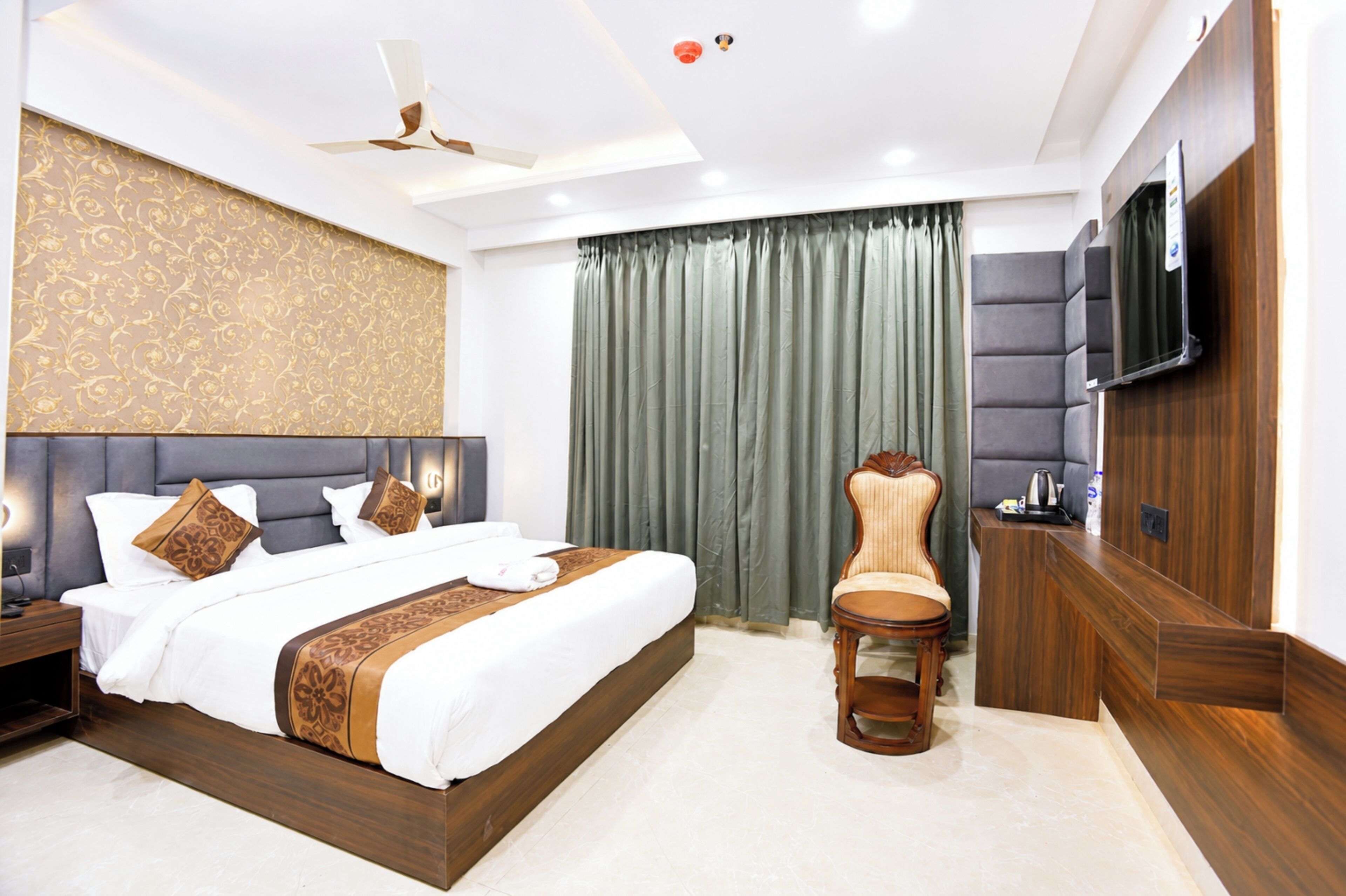 Hypo-allergenic bedding, desk, soundproofing, free WiFi