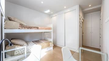 Escritorio, tabla de planchar con plancha, wifi y ropa de cama