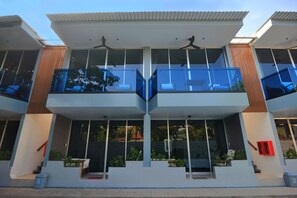 Un bâtiment moderne doté d’un atrium central, de grandes fenêtres et d’un toit plat.