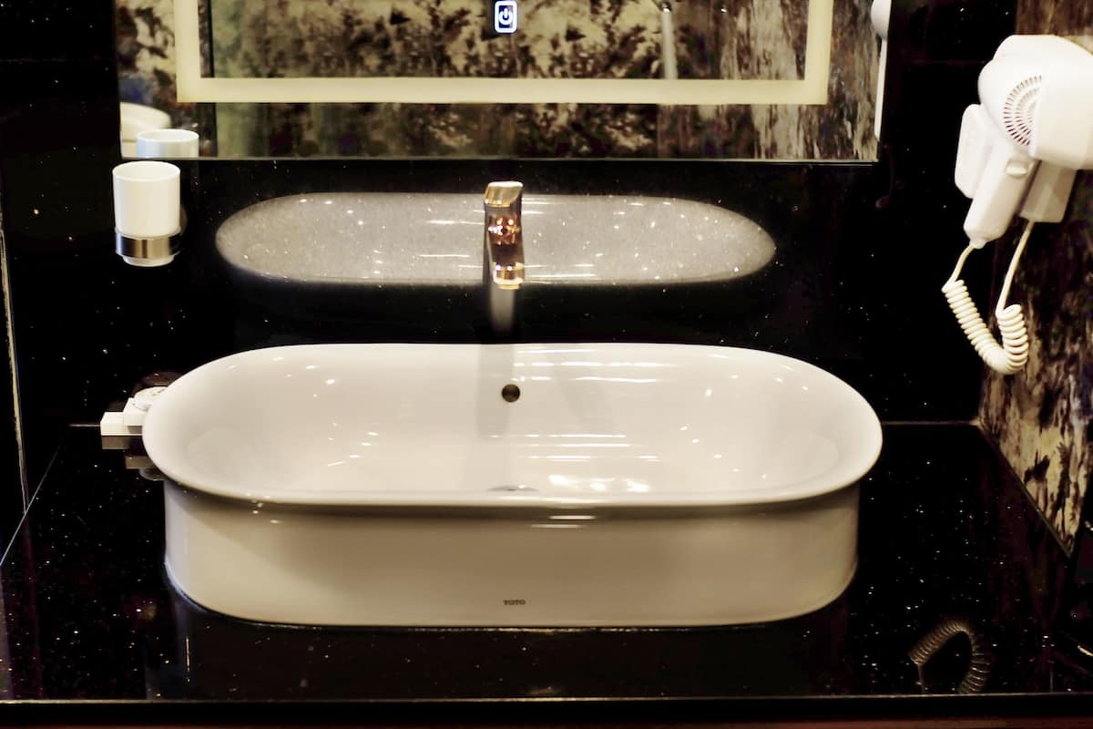 Quarto casal luxo, sacada (King Room) | Pia do banheiro