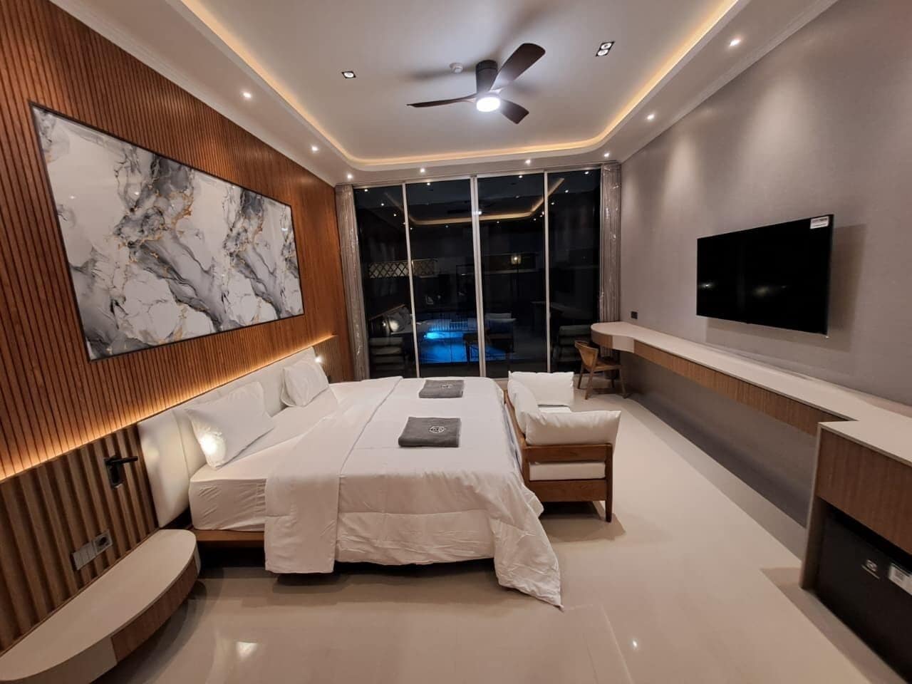 Luxury Double Room | In-room safe, desk, laptop workspace, blackout drapes