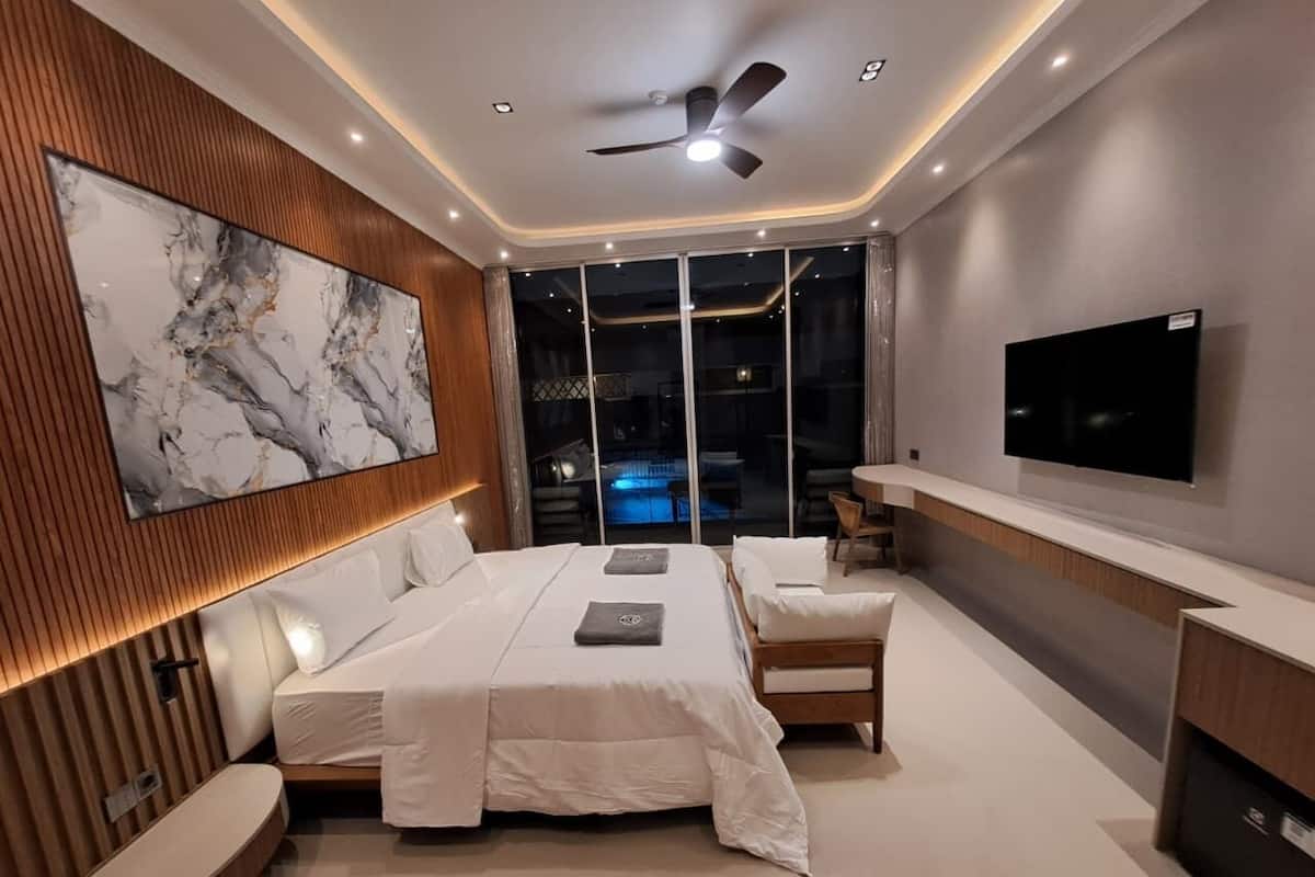 Luxury Double Room | In-room safe, desk, laptop workspace, blackout drapes