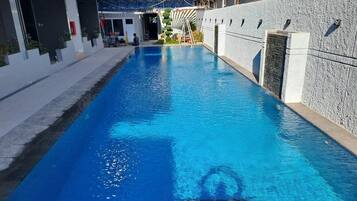 2 outdoor pools