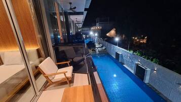 2 outdoor pools