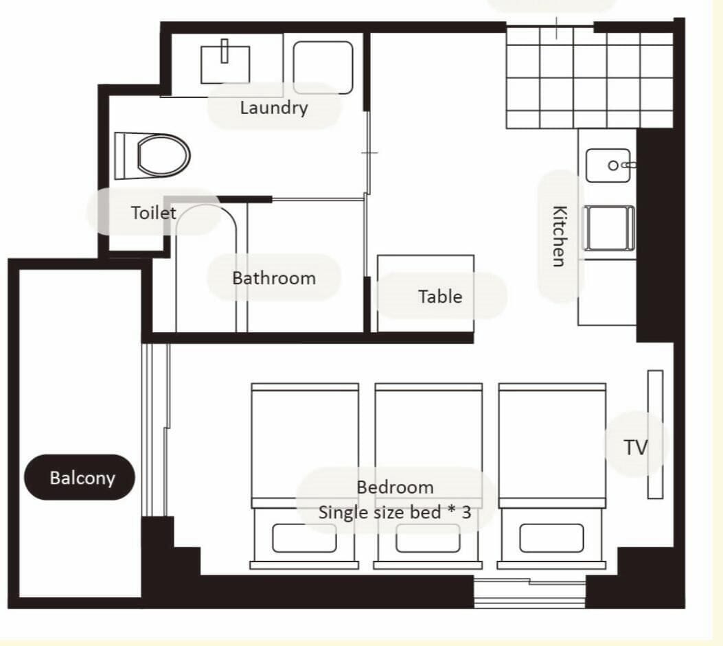 Plano de planta con balcón, baño, cocina, zona de lavandería, mesa, televisor y tres camas individuales.