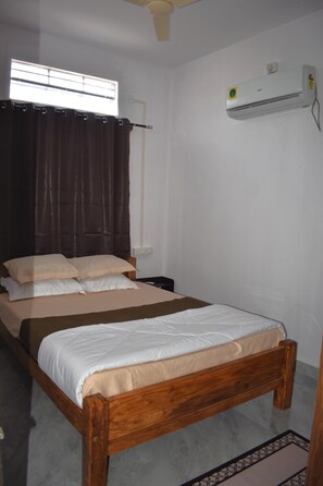 Room - Sapthasiri Holidya Homes - Nandanavana (AC) (Mysuru)